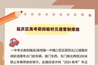 斗到场外！一名骑着摩托的申花球迷被海港球迷团团围住