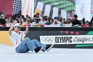 贡献全面！丹尼斯-史密斯11中6得到13分12篮板7助攻2抢断